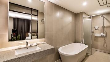 Suite (Dream) | Bathroom | Shower, designer toiletries, hair dryer, bathrobes