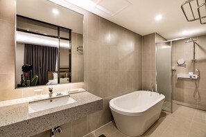 Suite (Dream) | Baño | Regadera, amenidades de baño de diseñador, secadora de cabello, batas 