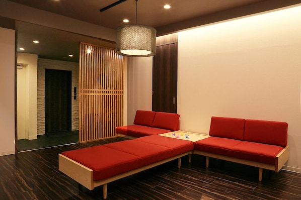 Lobby lounge - iloha Hostel Namba Shinsaibashi (Osaka)