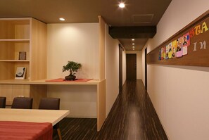 Lobby - iloha Hostel Namba Shinsaibashi (Osaka)