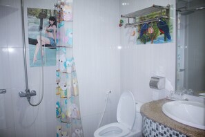 Twin Room | Bathroom | Shower, free toiletries, towels - L.A Hotel (Battambang)