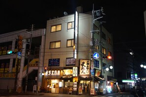 Front of property - evening/night - Hostel Rakutsuki (Osaka)