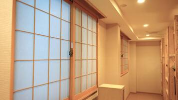 Colchones con pillow-top y caja de seguridad en la habitación