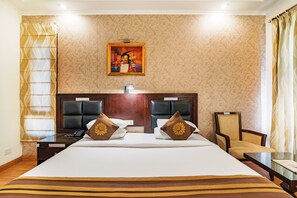 Minibar, brankas, meja kerja, dan kedap suara