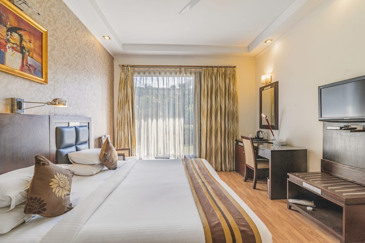 Executive tweepersoonskamer, 1 kingsize bed, toegankelijk voor mindervaliden, uitzicht op stad | Een minibar, een kluis op de kamer, een bureau, geluiddichte muren