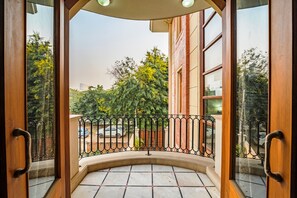 Deluxe kamer, 1 twee- of 2 eenpersoonsbedden | Uitzicht vanaf balkon