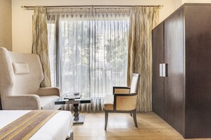 Habitación ejecutiva doble, 1 cama de matrimonio grande, accesible para personas con discapacidad | Vistas del balcón