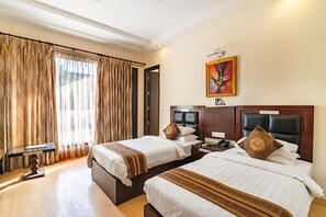 Deluxe kamer, 1 twee- of 2 eenpersoonsbedden | Een minibar, een kluis op de kamer, een bureau, geluiddichte muren