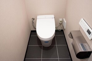 Douche, articles de toilette gratuits, sèche-cheveux