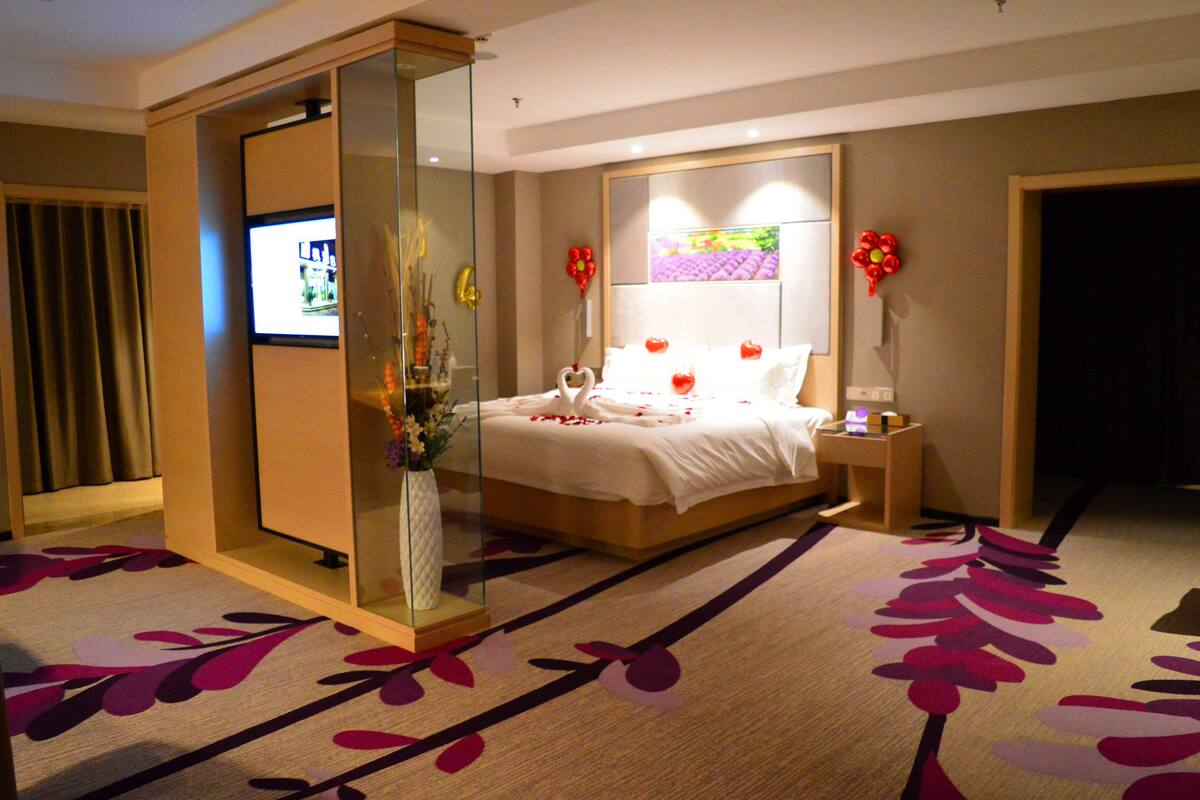 Habitación romántica | Minibar, escritorio, cortinas opacas y wifi gratis