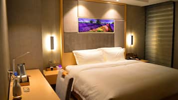 Deluxe Double Room | Minibar, desk, blackout drapes, free WiFi