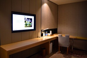 Executive Double Room | Living area | 40-inch LCD TV with cable channels, TV - Lavande Hotel Tianjin Youyi Road (Tianjin)