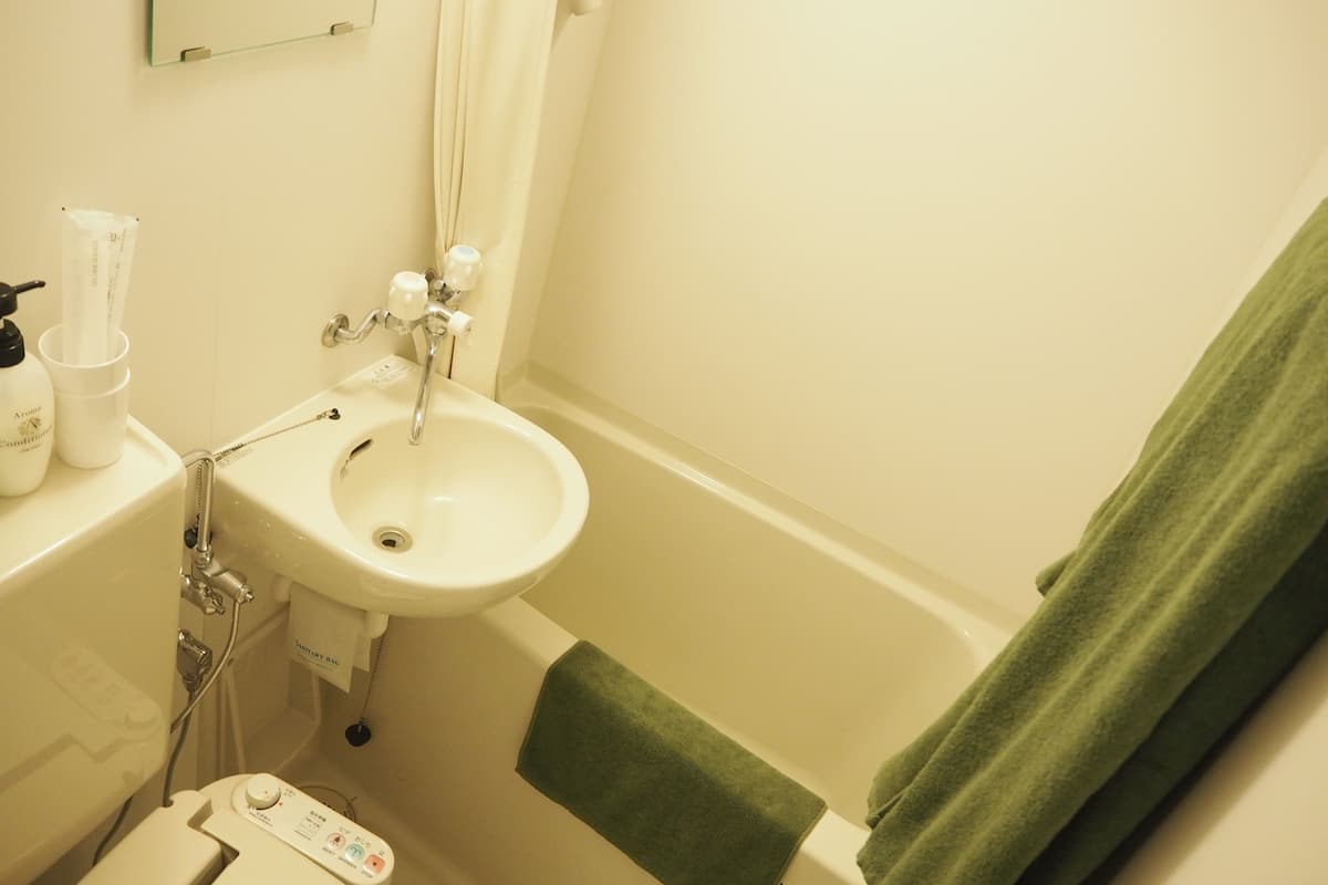 twin room 1 | bathroom | combined shower/bathtub, hair dryer, slippers, bidet