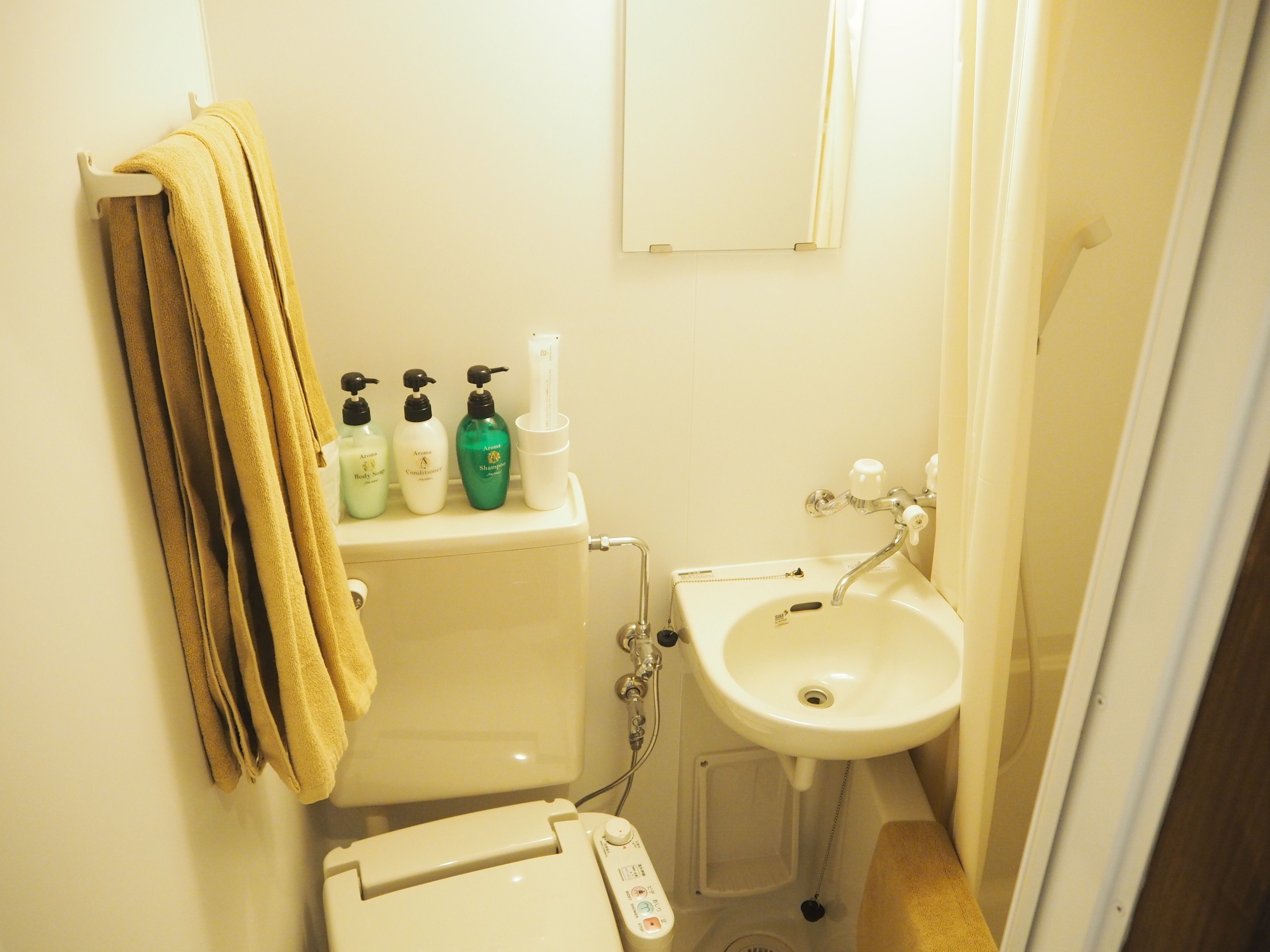 twin room 2 | bathroom | combined shower/bathtub, hair dryer, slippers, bidet