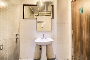Chambre Simple Deluxe | Salle de bain | Douche, douche à « effet pluie », articles de toilette gratuits