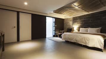 VIP Room | Premium bedding, desk, soundproofing, free WiFi