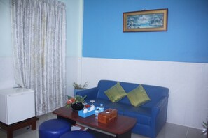 Double Room | Living area | TV - Ramchang Guesthouse (Battambang)