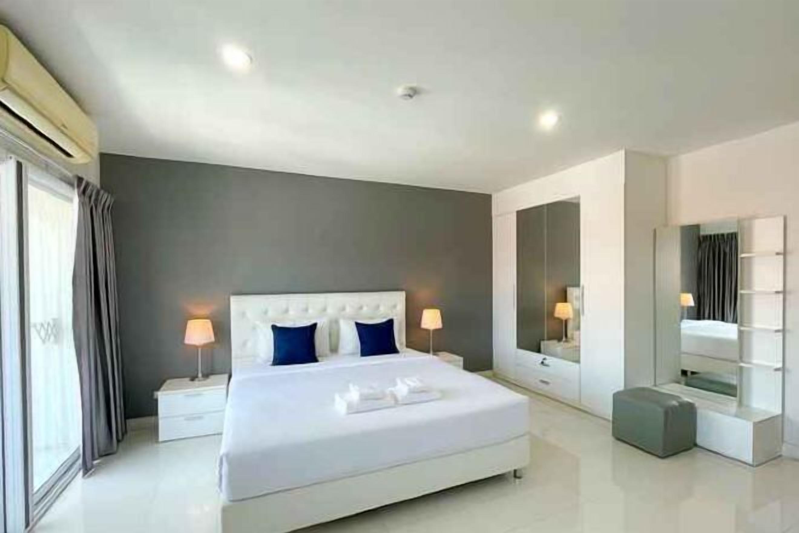 In-room safe, individually decorated, individually furnished, desk