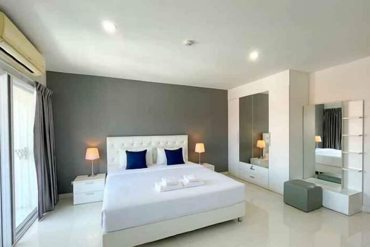 In-room safe, individually decorated, individually furnished, desk