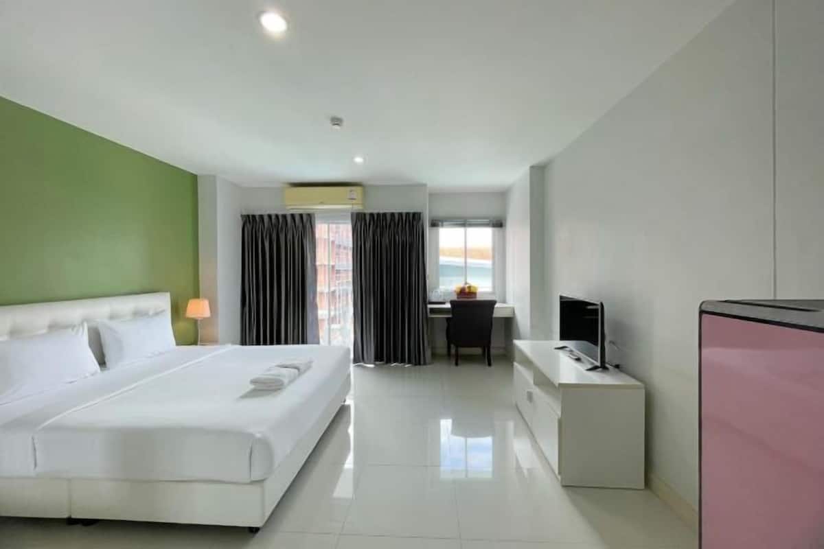 In-room safe, desk, blackout curtains, free WiFi