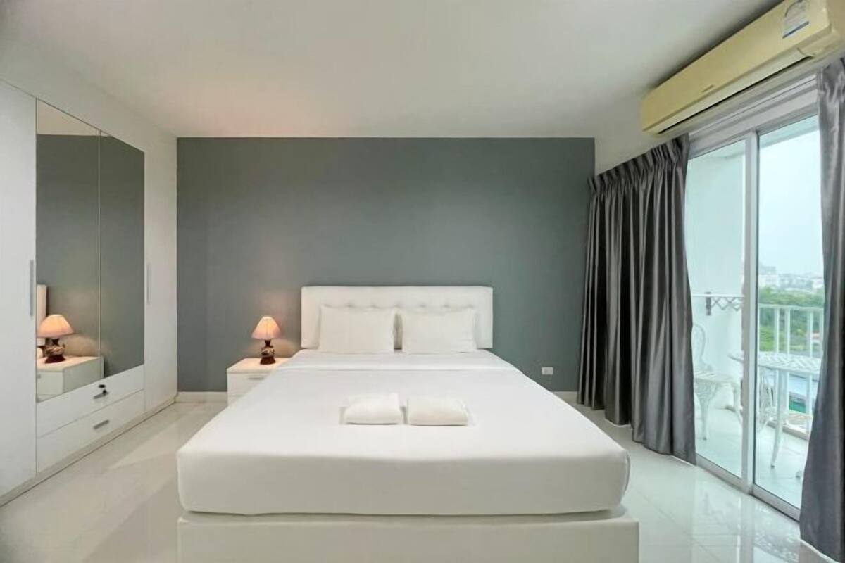 In-room safe, desk, blackout curtains, free WiFi