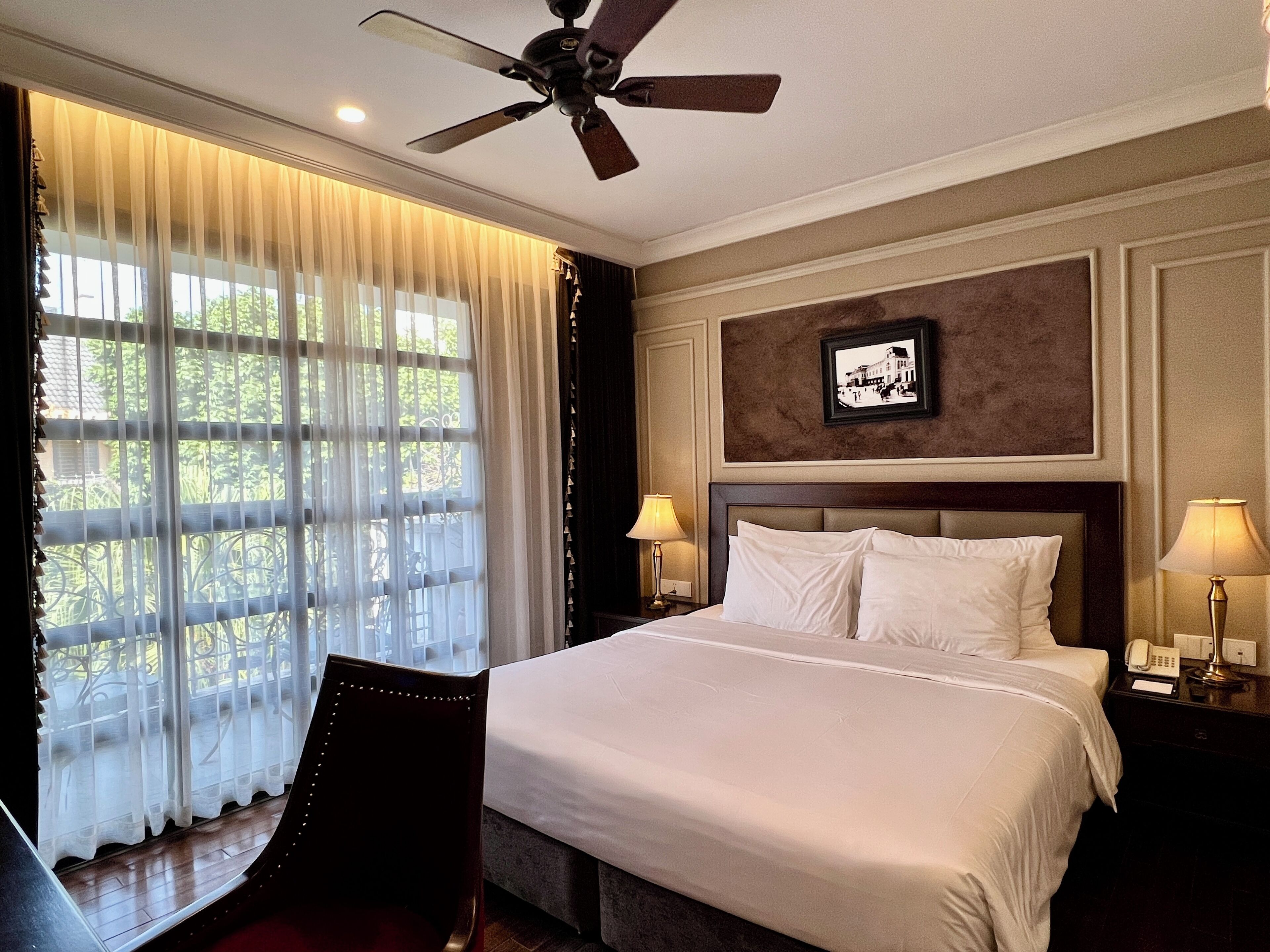 deluxe room, city view | 1 bedroom, premium bedding, pillow-top beds, free minibar items