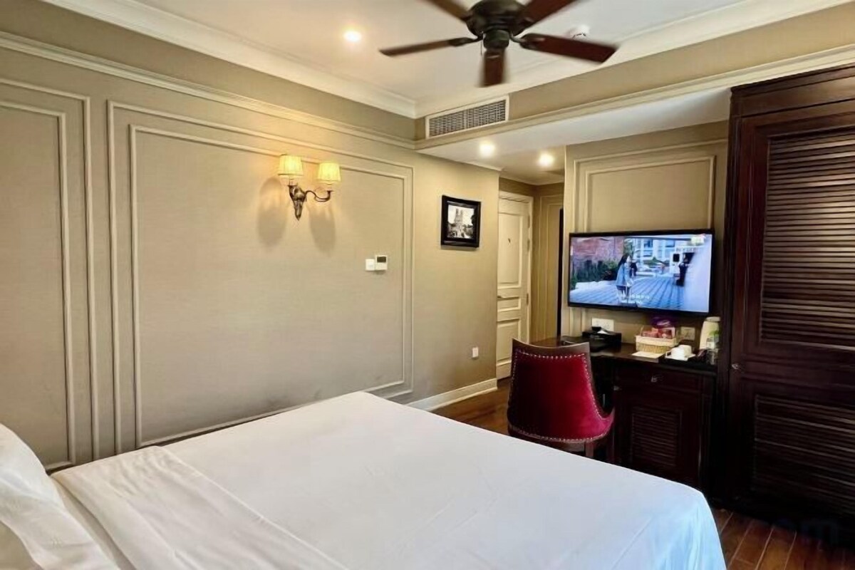 Premium bedding, pillowtop beds, minibar (some free items), in-room safe