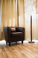Escritorio, cortinas blackout y sistema de insonorización 