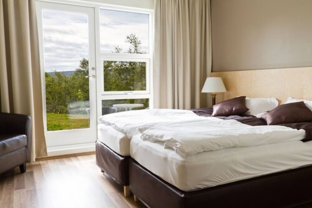 twin room, lake view | desk, blackout curtains, soundproofing, free cots/infant beds