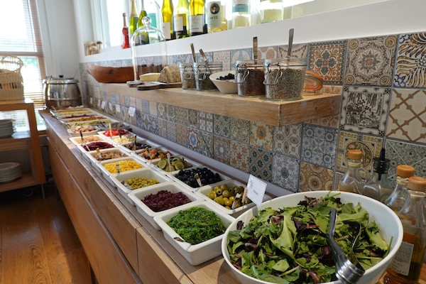 Buffet déjeuner gratuit tous les jours