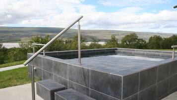 Kauden mukainen ulkouima-allas