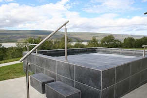 Una piscina al aire libre de temporada