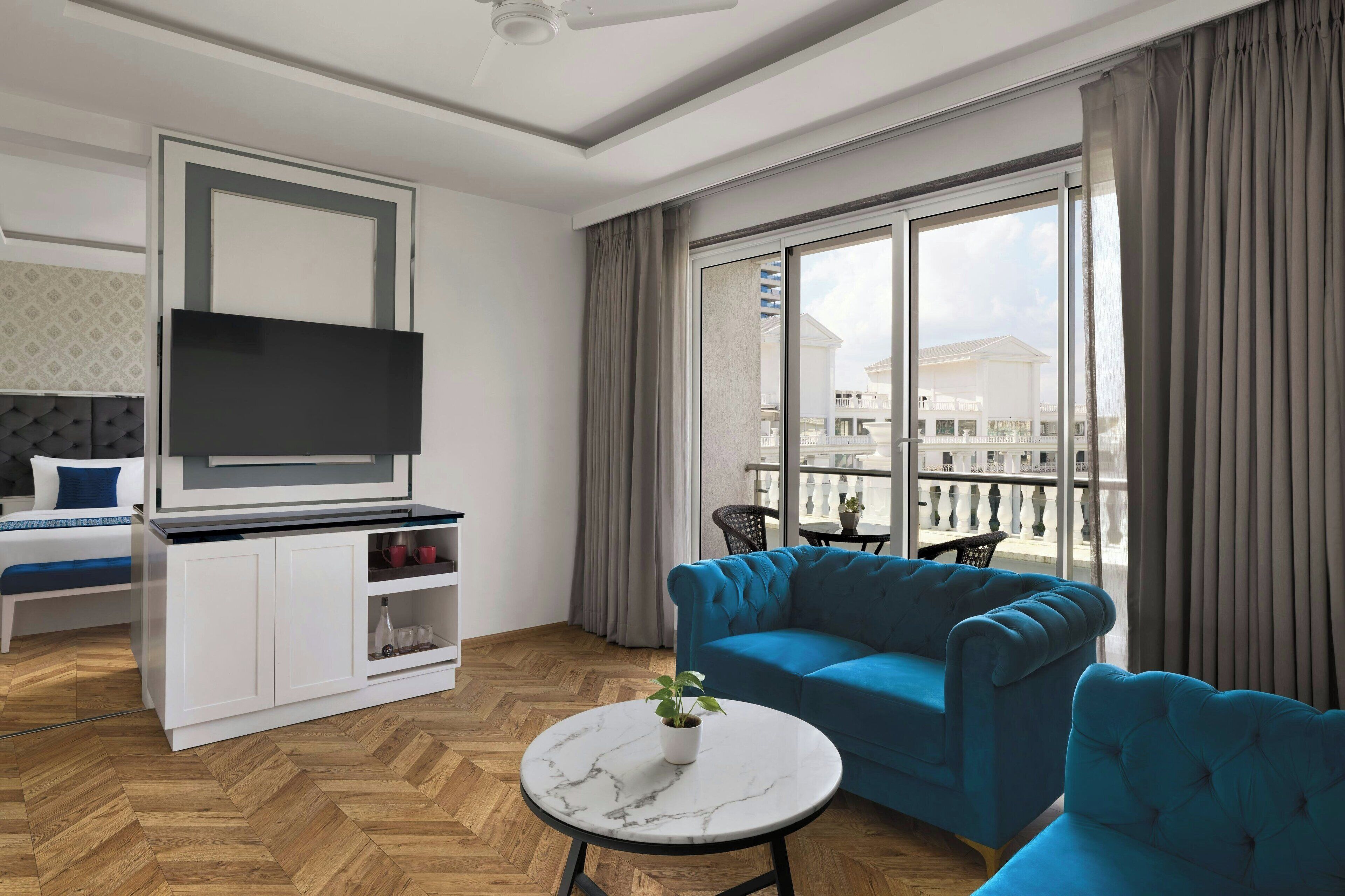 스위트, 킹사이즈침대 1개, 발코니, 정원 전망 | 거실 | LED TV