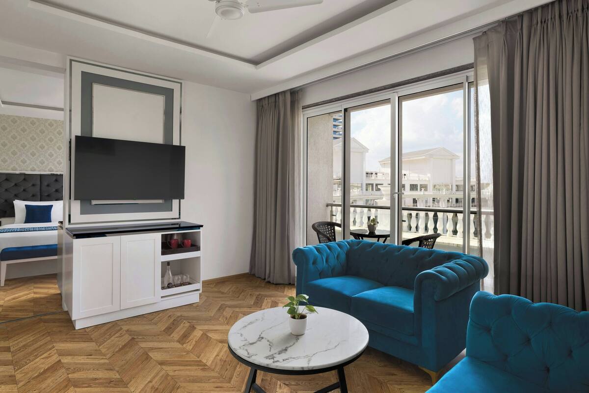 Suite, 1 King Bed, Balcony, Garden View | Living room | LED TV