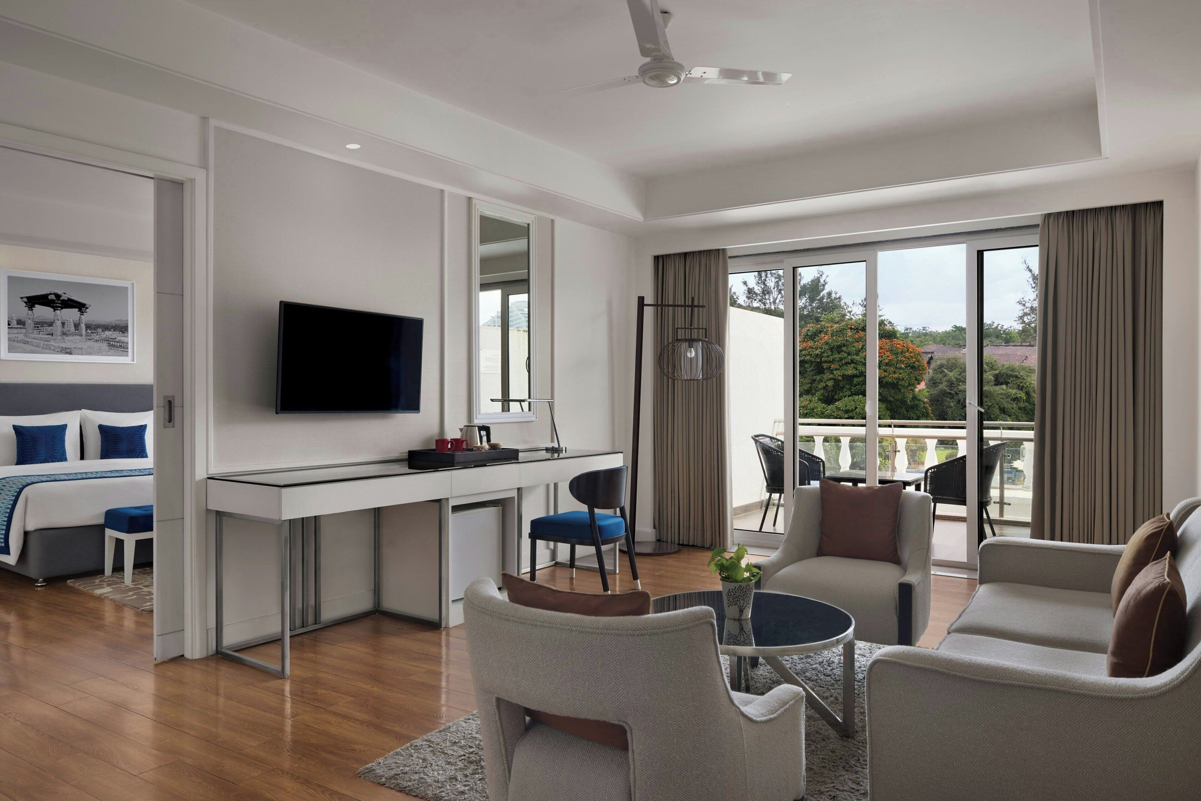 클래식 스위트, 킹사이즈침  대 1개, 발코니, 정원 전망 | 거실 | LED TV