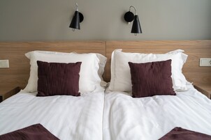 Standard Double Room | Desk, blackout drapes, soundproofing, iron/ironing board