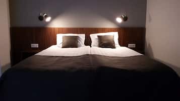 Escritorio, cortinas blackout y sistema de insonorización