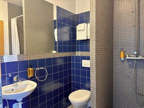 Suihku, ilmaiset hygieniatuotteet, hiustenkuivaaja, pyyhkeet