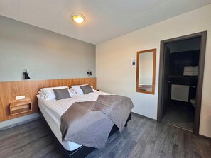 Työpöytä, pimennysverhot, äänieristys, silitysrauta/-lauta