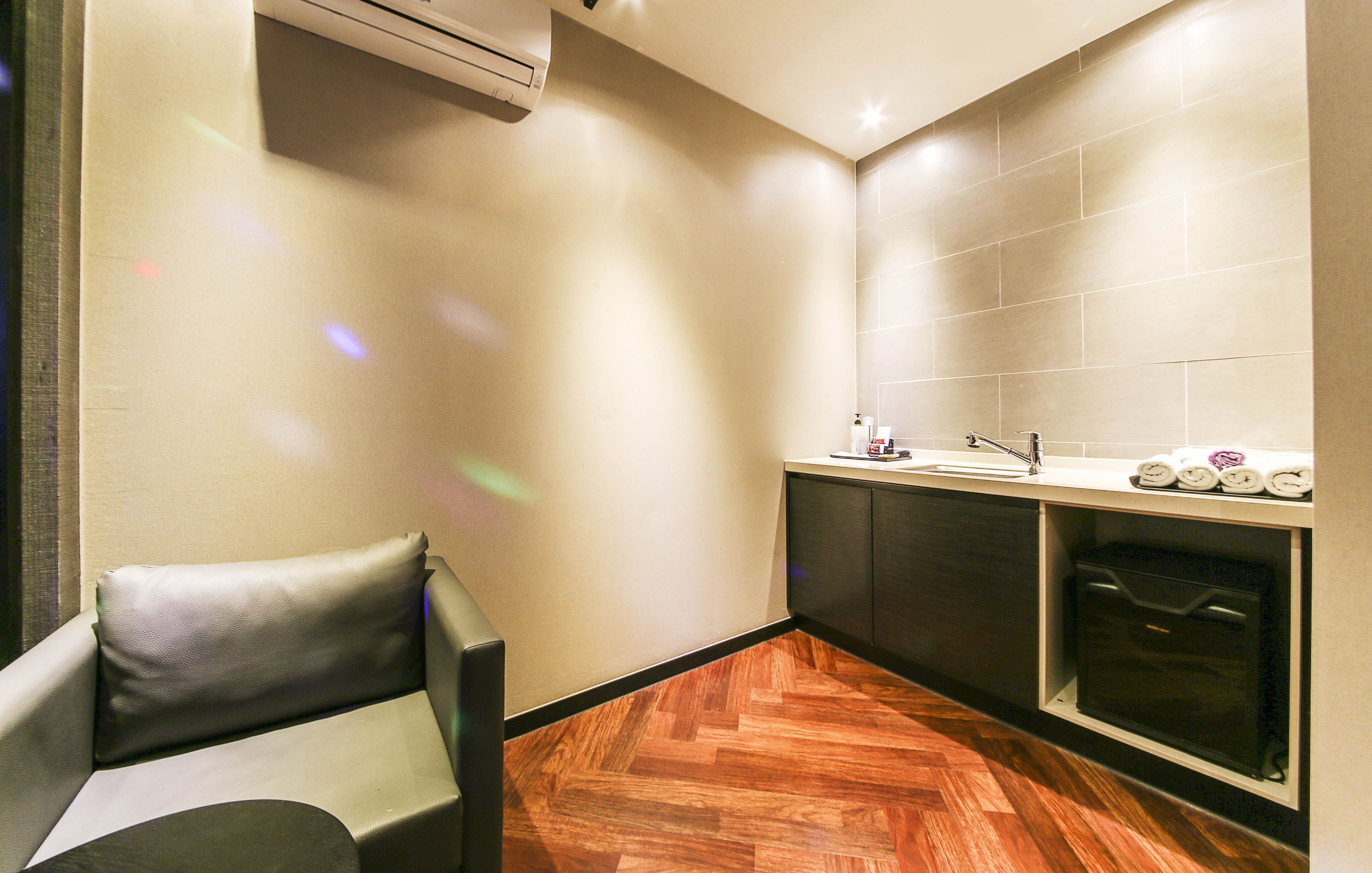 VIP | Living area | Flat-screen TV, pay movies