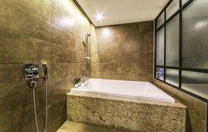 VIP | Bathroom | Combined shower/tub, deep soaking tub, free toiletries, hair dryer - Gimhae Toheaven Gaya Theme Park (Gimhae)