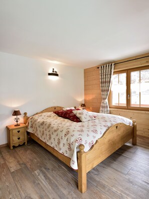 Standard Double Room | Premium bedding, in-room safe, desk, free cribs/infant beds - Hôtel Les Mélèzes (Evolène)