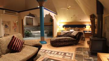 Suite, hot tub (Pharoah) | Area keluarga | TV layar datar, perapian, dan pemutar DVD
