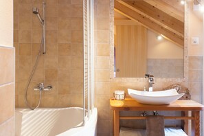 Superior tweepersoonskamer, privébadkamer, uitzicht op bergen | 1 slaapkamer, een kluis op de kamer, gratis wifi, beddengoed