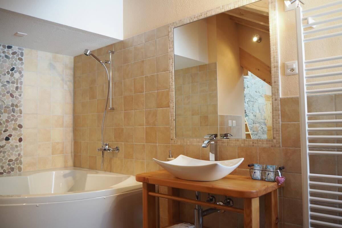 shower, free toiletries, towels