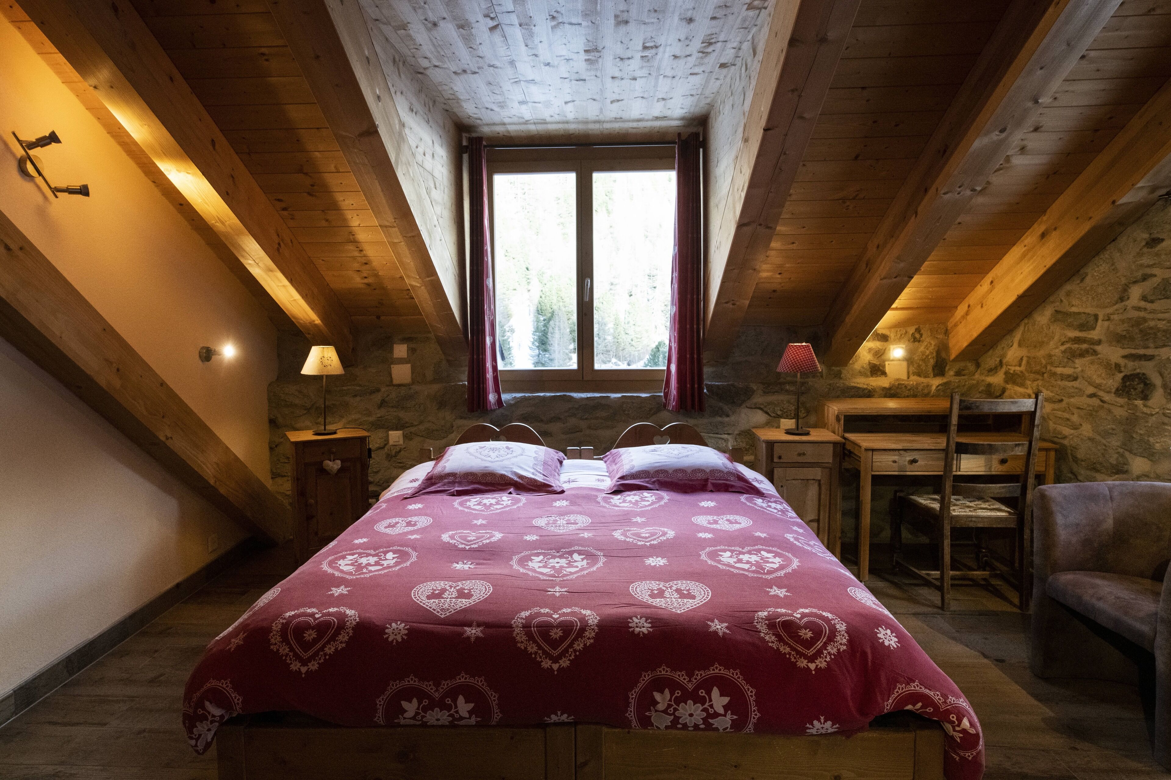 suite, private bathroom, mountain view | 1 bedroom, in-room safe, free wifi, bed sheets