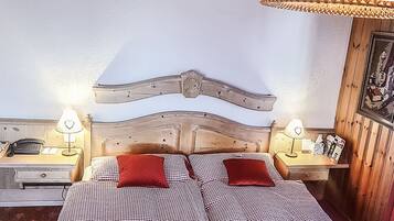 Tweepersoonskamer, uitzicht op vallei | Een minibar, een kluis op de kamer, een bureau, verduisterende gordijnen