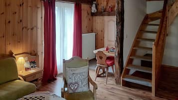 Suite – comfort, balkong, mellometasje | Oppholdsområde | Flatskjerm-TV
