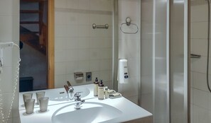 Comfort Suite, Balcony, Mezzanine | Bathroom | Shower, free toiletries, hair dryer - Hôtel Restaurant LA CAMBUSE (Vex)