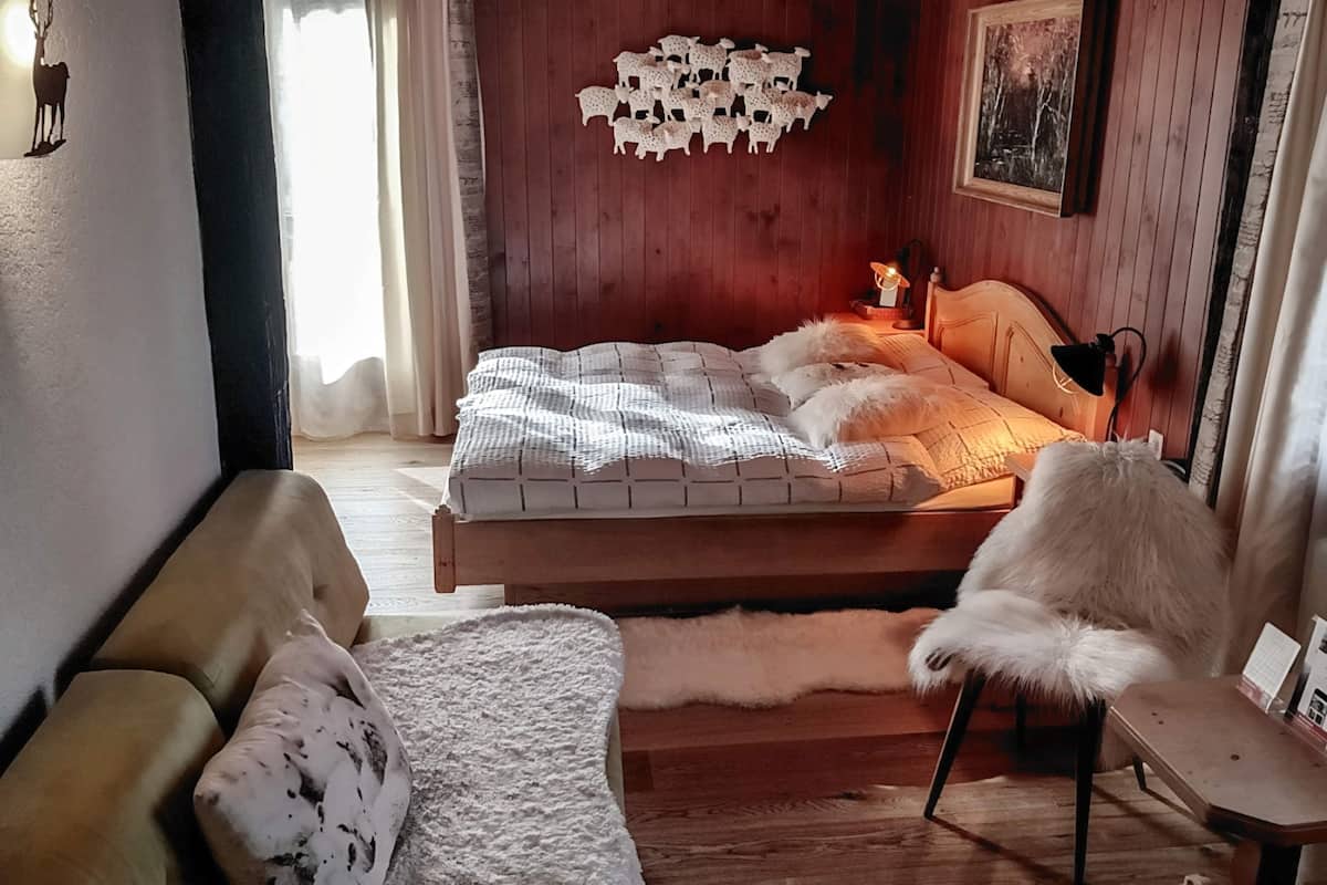 Chambre Double Supérieure, balcon, cÎté piste de ski | Minibar, coffres-forts dans les chambres, bureau, rideaux occultants